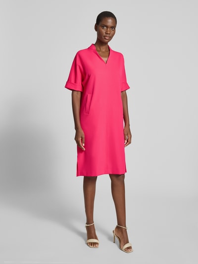 Frauenmodel trägt Knielanges Kleid mit Eingrifftaschen von Milano Italy, pink, gerader Schnitt, Material-Mix, Ganzkörperansicht von vorne.