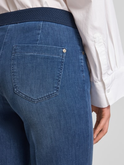 Frauenmodel trägt Damen Wide Leg Jeans mit Eingrifftaschen Modell 'Jenny' von TONI, blauer Baumwoll-Mix, Detailaufnahme rückseitig
