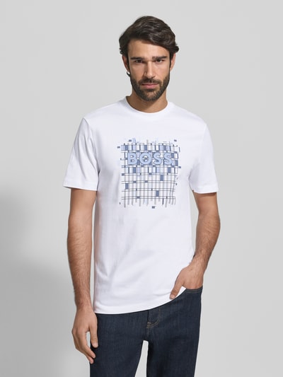 Männermodel draagt Regular Fit T-Shirt aus reiner Baumwolle Modell 'THOMPSON' van BOSS, wit, korte mouw, ronde hals, labelprint, unilook, Nahaufnahme Oberkörper.