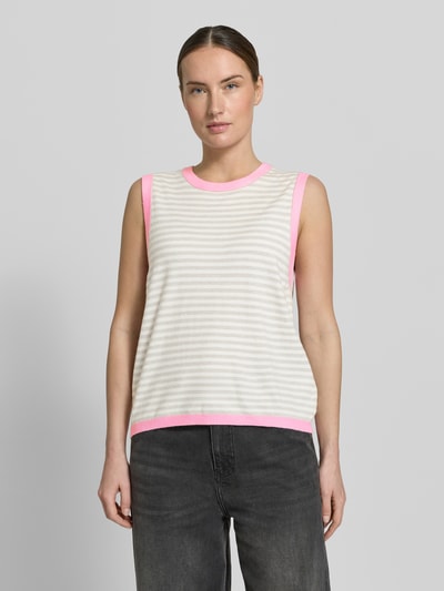 Vrouwenmodel draagt Relaxed Fit Top uit viscosemix model 'Zanti' van FREE/QUENT, streepdessin, gebreide look, mouwloos, elastische boorden, lengte 55 cm, voorkant volledig zichtbaar, borsthoogte.