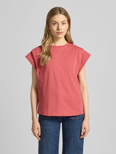 Modelka kobieca nosi T-Shirt z rękawami typu kappa model 'PIO' od Bash, czysta bawełna, krój prosty, kolor różowy, widok całej sylwetki z przodu