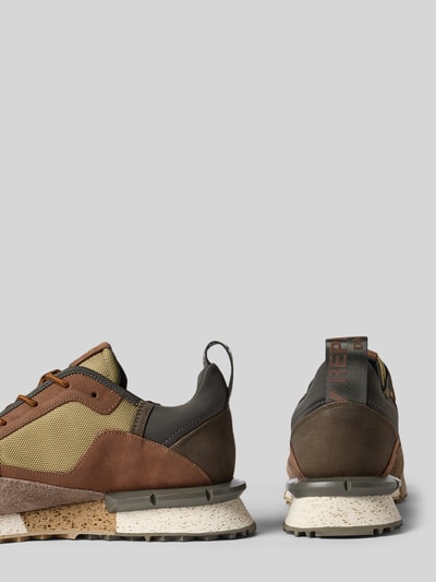 Produktfoto, Sneaker mit Label-Details Modell 'FIELD' von Replay aus echtem Leder in Braun und Oliv, abgerundete Form, profilierte Sohle, Schnürverschluss, Absatzhöhe 4 cm, Schafthöhe 9 cm, Schaftweite 10 cm, designt für Herren
