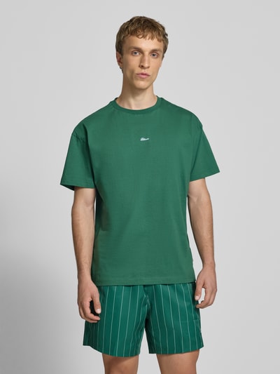 Männermodel draagt Regular Fit T-shirt met logo-stitching van BLKVIS in groen, puur katoen, ronde hals, ruglengte maat M 62 cm, Ganzkörperansicht von vorne.