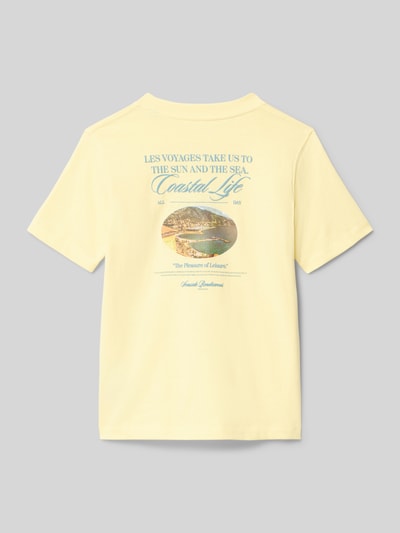 Jongen draagt T-shirt met ronde hals model 'CASSIS' van Jack & Jones, puur katoen, regular fit, statementprint, ruglengte bij maat 140: 51 cm. Ganzkörperansicht Rückansicht.