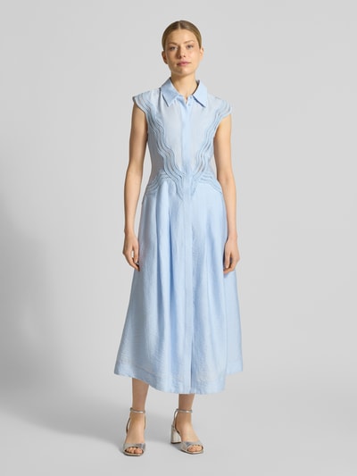Frauenmodel trägt Hemdblusenkleid aus Modal-Mix mit Spitze Modell 'COLE' von Copenhagen Muse in Hellblau, A-Linie, Ganzkörperansicht von vorne.