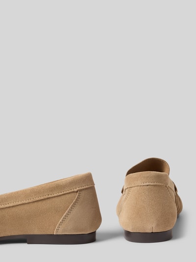 Produktfoto, Loafer aus echtem Leder von Tamaris in beiger Lederoptik, abgerundete Schuhspitze, flache Absatzform, strukturiertem Sohle, Logo-Prägung, Schlupf/offen, Materialverarbeitung Nubuk.