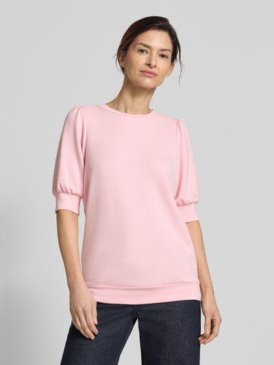 Frauenmodel trägt Sweatshirt mit 1/2-Arm Modell 'BANU' von Soyaconcept in Rosa, Rundhalsausschnitt, Puffärmel, Nahaufnahme Oberkörper