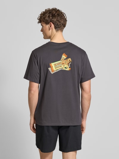 Männermodel trägt Relaxed Fit T-Shirt aus reiner Baumwolle von The North Face, donkergrijs, label-print op de rug, pure katoen, relaxed fit, rond hals, ruglengte bij maat M 72 cm, Ganzkörperansicht Rückansicht.