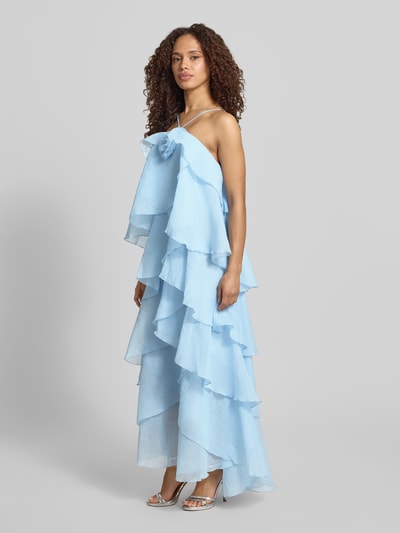 Frauenmodel trägt Maxikleid mit 3D-Rüschendetails Modell 'DELILAH' von Vero Moda, unifarben, Neckholder, Ganzkörperansicht von vorne.