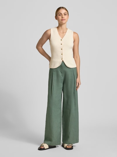 Frauenmodel trägt Slim Fit Weste mit Baumwoll-Anteil Modell 'SILVIA' von Vero Moda in Creme, unifarben, Frottee-Textur, Ganzkörperansicht von vorne.