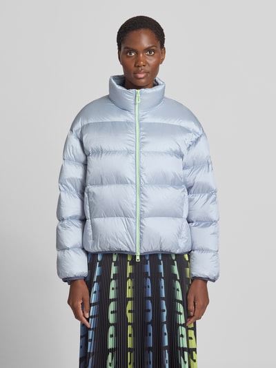 Frauenmodel trägt Regular Fit Jacke in Stepp-Optik mit Stehkragen von Marc Cain in Hellblau, Zweiwege-Reißverschluss, Ganzkörperansicht von vorne. Rückenlänge 50 cm, Schulterbreite 39 cm, Brustweite 57 cm, Ärmellänge 52 cm.