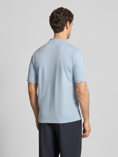 Männermodel trägt Regular Fit Poloshirt mit Baumwoll-Anteil von HECHTER PARIS in Hellblau, glatte Struktur, Ganzkörperansicht Rückansicht.