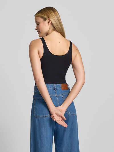 Vrouwenmodel draagt Body met Rundhalsausschnitt und breiten Trägern van SKINY in zwart katoenmix met stretch, nauwsluitend model, ronde hals, brede bandjes, drukknoopsluiting, ruglengte bij maat 36: 55 cm, Ganzkörperansicht Rückansicht.