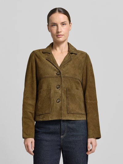 Vrouwenmodel draagt Lederblazer met opgestikte steekzakken van Stefanel, echt leer, recht model, reverskraag, knoopsluiting, ruglengte maat S 52 cm, borstwijdte maat S 48 cm, mouwlengte maat S 59 cm, Ganzkörperansicht van voren.