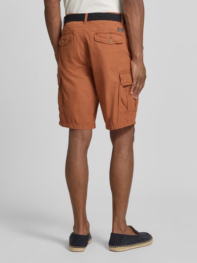 Männermodel trägt Regular Fit Bermudas mit Cargo-Taschen von Petrol in Braun, reine Baumwolle, Gesäßtaschen, Ganzkörperansicht Rückansicht.