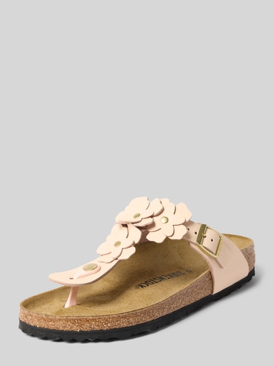 Produktfoto, Zehentrenner mit floralen Applikationen Modell 'GIZEH' von Birkenstock für Damen in abgerundeter Form, Label-Prägung, profilierte Sohle, Absatzhöhe 3 cm bei Größe 40, zartrosa Farbton, sichtbare Korkstruktur.