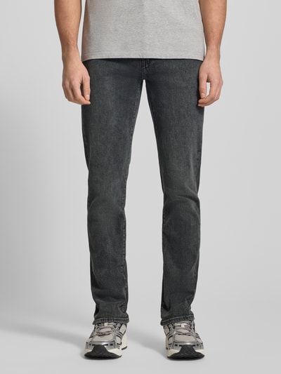 Männermodel trägt Jeans mit 5-Pocket-Design von Levi's®, Baumwoll-Elasthan-Mix, Slim Fit, dunkle Waschung, Ganzkörperansicht von vorne.