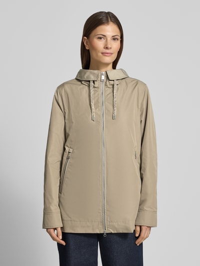 Vrouwenmodel draagt Jacke mit Zweiwege-Reißverschluss van Fuchs Schmitt in regular fit met reverskraag, zakken met rits, beige kleur, volledige lichaamsweergave van voren.