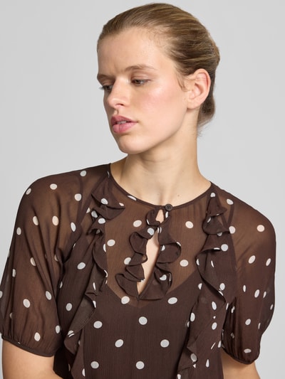 Frauenmodel trägt Regular Fit Maxikleid mit Rüschenbesatz von BAUM & PFERDGARTEN, braun mit weißen Punkten, semitransparent, Nahaufnahme Oberkörper