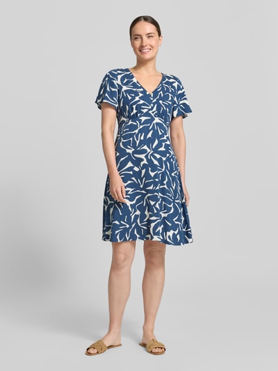 Vrouwenmodel draagt knielang dames jurk van zuiver viscose met V-hals, A-lijn, all-over look en knoopsluiting van Zero, geheellichaamsaanzicht van voren