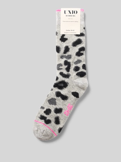 Produktfoto, Socken mit Kaschmir-Anteil im Leo-Design von UNIO HAMBURG, mieszanka bawełny i kaszmiru, prążkowane wykończenia, wzór w panterkę.