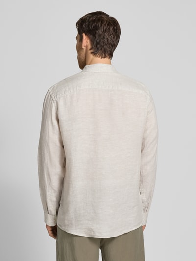 Männermodel trägt Regular Fit Leinenhemd aus reinen Leinen Modell 'Lawrence' von Jack & Jones Premium, beige Farbe, langärmelig, Rückenansicht