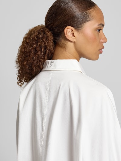 Vrouwenmodel draagt loose fit blouse met lange mouwen uit puur katoen Model 'Feddy' van OPUS, look: effen, detailopname rugaanzicht.