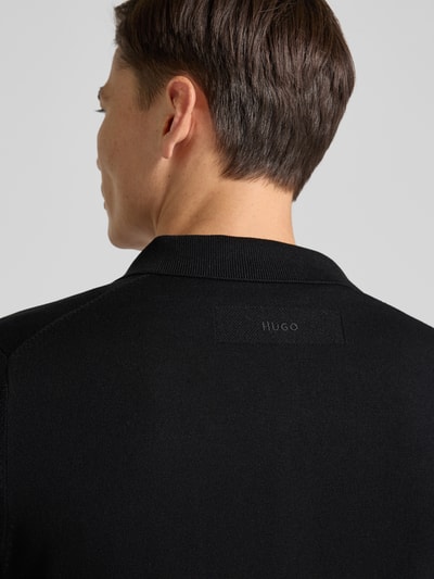 Männermodel trägt Regular Fit kardigan rozpinany z mieszanki wiskozy Model 'SAN JORDAN-CV' od HUGO, efekt: jednolity kolor, wyhaftowane logo, prążkowana dzianina, detailaufnahme pleców.