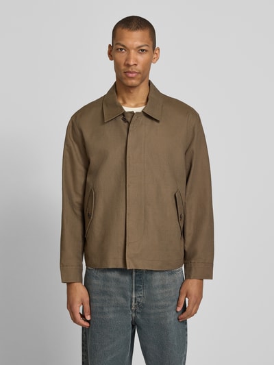 Męski model nosi Regular Fit Hemdjacke aus Leinen-Baumwoll-Mix Modell 'LEWIS' od SELECTED HOMME, krój regular fit, jednolity kolor, z kołnierzem koszulowym, zapięciem na guziki, patkami na kieszeniach, długie rękawy zakończone guzikiem, tkanina flammgarn, przód całej sylwetki.