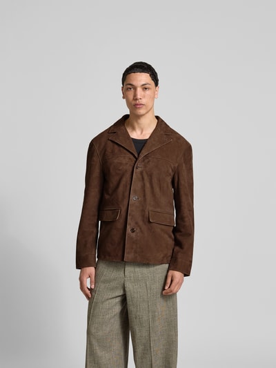 Männermodel trägt Lederjacke aus echtem Ziegenleder von Officine Générale, braun, Regular Fit, Reverskragen, Ganzkörperansicht von vorne