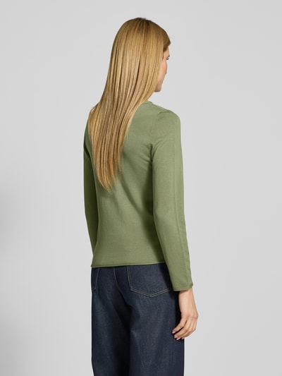 Modelka kobieca ma na sobie Regular Fit Strickpullover aus Baumwoll-Viskose-Mix od s.Oliver RED LABEL, kolor zielony, krój regular fit, okrągły dekolt, długie rękawy, zakończenia typu rollsaum, materiał bawełna z wiskozą, widok całej sylwetki z tyłu.