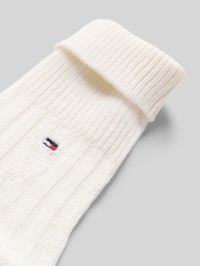 Produktfoto, Socken mit Logo-Detail von Tommy Hilfiger in Unifarben, Strickoptik mit Zopfmuster und Rippstrick, Struktur, Nahaufnahme