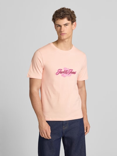 Männermodel trägt T-Shirt mit Label-Print Modell 'CASSIS' von Jack & Jones aus Reine Baumwolle, Regular-Fit, Rundhalsausschnitt, Ganzkörperansicht von vorne.