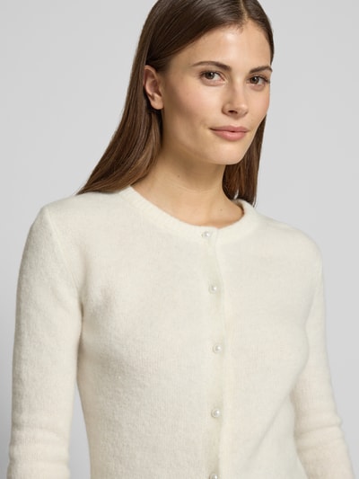 Frauenmodel trägt Slim Fit Cardigan in Strick-Optik Modell 'Kate' von GUIDO MARIA KRETSCHMER WOMAN, cremefarben, Nahaufnahme Oberkörper.