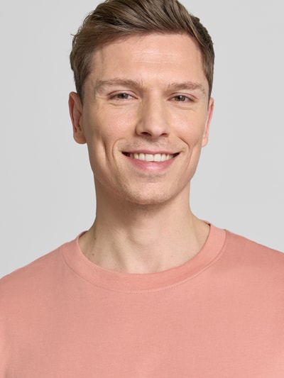 Männermodel trägt Regular Fit T-Shirt aus reiner Baumwolle Modell 'ASPAN' von SELECTED HOMME, unifarben, Jersey, Nahaufnahme Oberkörper.
