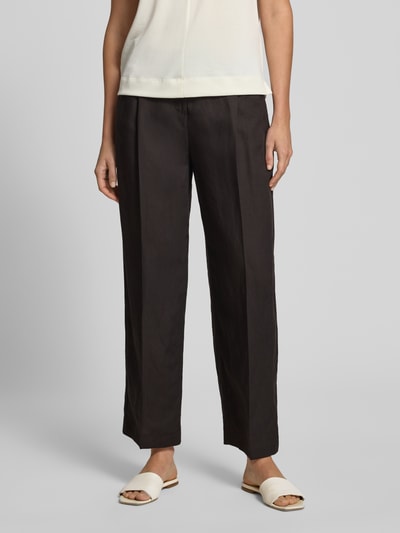 Vrouwenmodel draagt zwarte dames wide fit broek van viscosemix met linnen van Someday, bandplooien, persplooien, model 'Cisilia', haakjes- en ritssluiting, bandwijdte maat 36: 43 cm, binnenbeenlengte maat 36: 74 cm, mix van viscose en linnen, stoffen structuur, vooraanzicht close-up.