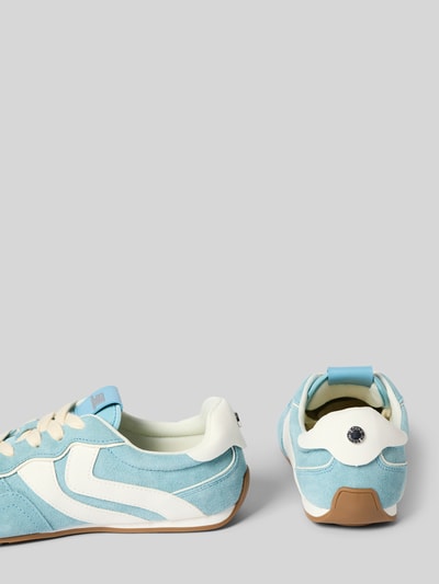 Productfoto, lichtblauwe en witte Sneaker aus Leder mit Schnürung Modell 'Abbi-Sm' van Steve Madden, afgeronde neus, leren labeldetail, rubberen zool, hakhoogte 1 cm, schachthoogte 7 cm, schachtwijdte 7 cm, dames sneaker met suède textuur