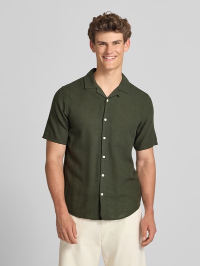 Männermodel trägt Slim Fit Freizeithemd aus Baumwoll-Leinen-Mix Modell 'CAIDEN' von Only & Sons in Melange-Optik, Ganzkörperansicht von vorne.