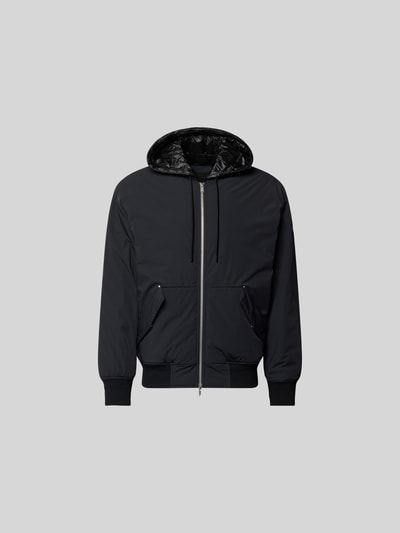 Produktfoto, schwarze Bomberjacke mit Daunen-Feder-Füllung von Moose Knuckles, Kapuze mit Tunnelzug, Zweiwege-Reißverschluss, Känguru-Tasche mit Patten, lockere Passform, glatte Textur