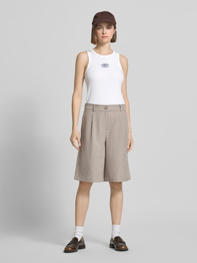 Frauenmodel trägt Slim Fit Top aus Baumwoll-Mix Modell 'MAY' von Pieces mit Optik: Unifarben, Motiv-Stitching, U-Ausschnitt, ohne Ärmel, Materialverarbeitung: Jersey, Material: Baumwoll-Mix, Ganzkörperansicht von vorne.