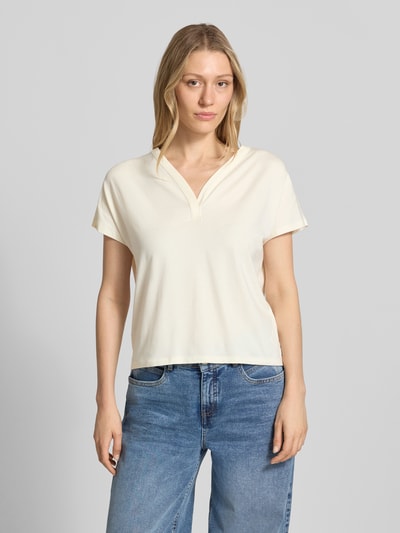 Frauenmodel trägt Regular-Fit T-Shirt aus Baumwoll-Mix mit Viskose-Anteil von Brax in Creme und Blau, glatte Textur, Ganzkörperansicht von vorne.