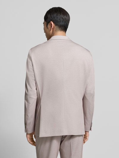 Männermodel trägt 2-Knopf-Sakko mit Reverskragen von Christian Berg Men in hellem Beige, Material-Mix, Regular Fit, Ganzkörperansicht Rückansicht.