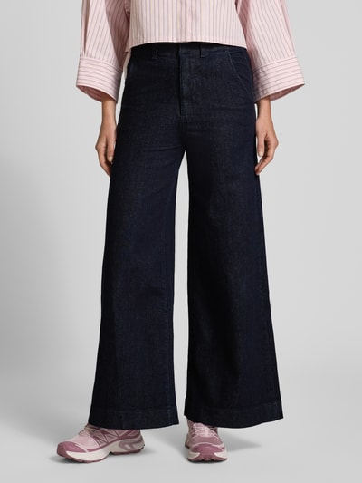 Frauenmodel trägt Wide Leg Jeans mit Eingrifftaschen von Stefanel aus dunkelblauem Baumwoll-Elasthan-Mix, Ganzkörperansicht von vorne.