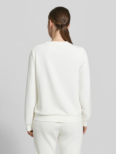 Frauenmodel trägt Sweatshirt aus Modal-Mix mit Rundhalsausschnitt von LIU JO SPORT, Regular-Fit, Logo, Stretch-Anteil, weiße Farbe, glatte Textur. Ganzkörperansicht Rückansicht.