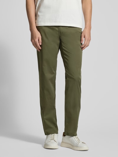 Männermodel trägt Slim Fit Stoffhose mit Lyocell-Anteil Modell 'Cadiz' van Brax in olijfgroen, 5-pocket-design, katoenmix, voorkant volledige lichaamsweergave.