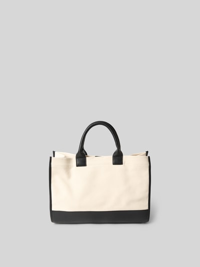 Produktfoto, Tote Bag mit Logo-Detail von Anine Bing in Creme mit schwarzem Strukturmuster, Hauptfach mit Magnetverschluss, Reißverschlussfach, abgerundete Tragehenkel, Größe 49x29x13 cm