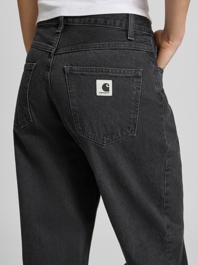 Frauenmodel trägt Relaxed Fit Jeans mit Eingrifftaschen Modell 'Brandon' von Carhartt Work In Progress in dunklem Grau aus Reine Baumwolle, Detailaufnahme Rückansicht, Bundweite bei Größe 27: 40 cm, Innenbeinlänge bei Größe 27: 72 cm.