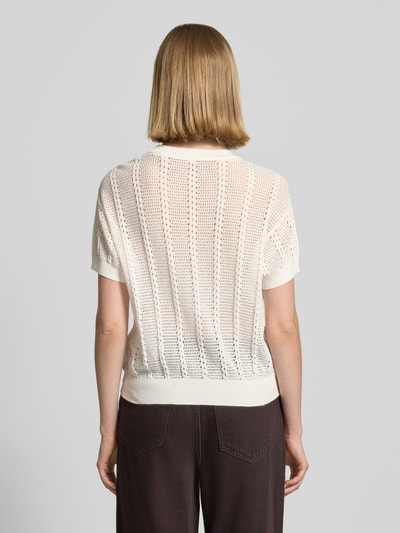 Frauenmodel trägt Relaxed Fit Strickshirt aus Baumwoll-Mix Modell 'LUX LIGHT' von Vero Moda, Optik: Unifarben, Lochstrickmuster, Ganzkörperansicht Rückansicht
