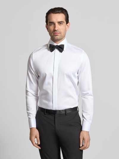 Männermodel trägt Slim Fit Business-Hemd aus katoen met kentkraag van SEIDENSTICKER, wit, verborgen knoopsluiting, gladde textuur, Ganzkörperansicht von vorne.