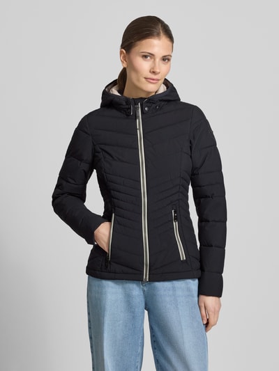 Vrouwenmodel draagt Slim Fit Jacke in stiksels van G.I.G.A. DX, zwart, afneembare capuchon, logodetail, ritssluiting, steekzakken met ritssluiting, ruglengte maat 36: 60 cm, schouderbreedte: 45 cm, borstwijdte: 46 cm, mouwlengte: 64 cm, Ganzkörperansicht van voren.
